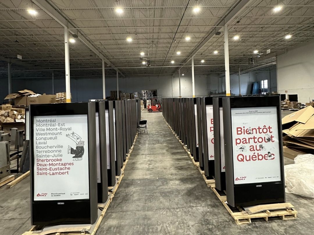 Caissons publicitaires prêts au déploiement dans l'entrepôt de Groupe Ochoa