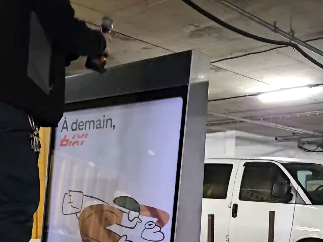Technicien de Groupe Ochoa installant un caisson publicitaire de nuit