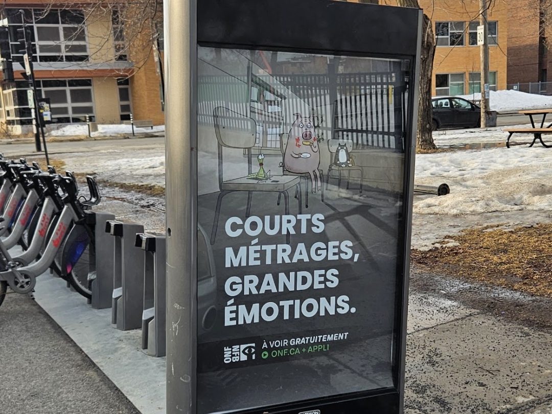 Affiche installée sur une station en bordure de rue